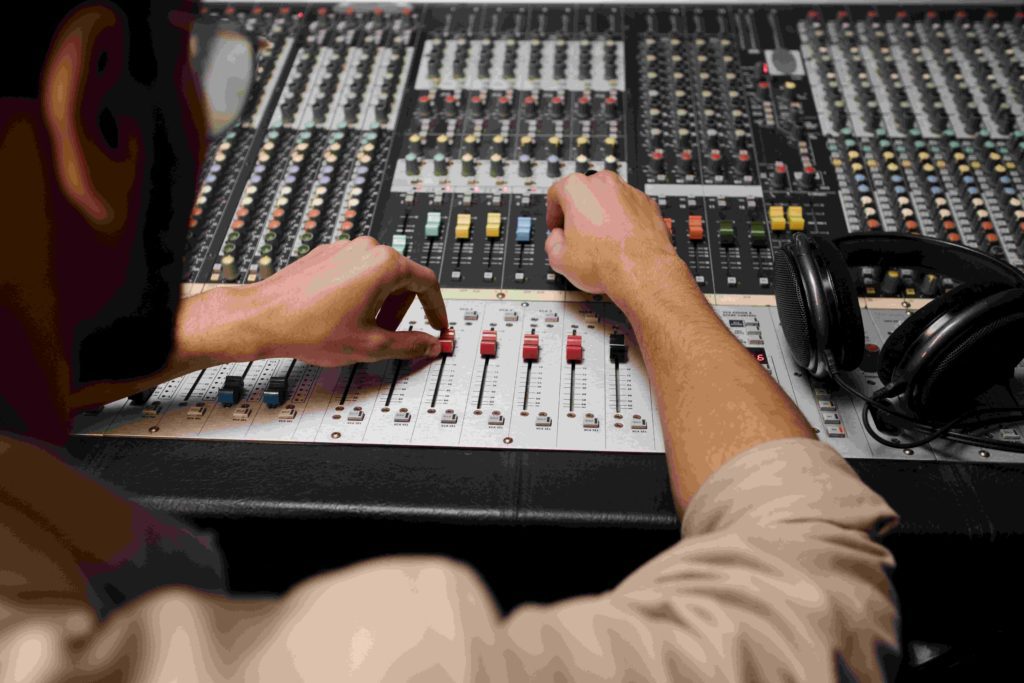 DJ con su mesa de mezclas